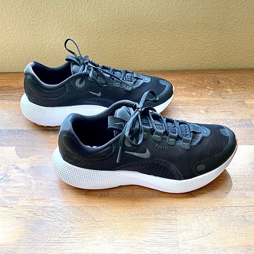 Nike Escape Run Black Size 6